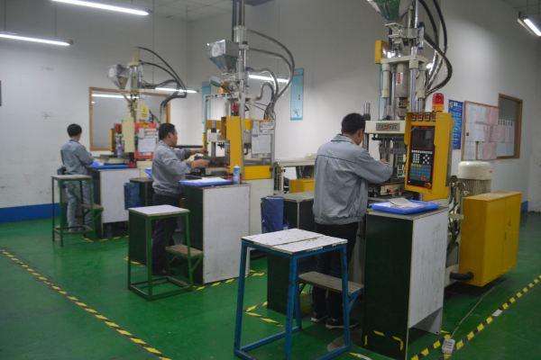 Molding method of industrial conveying system in plastic workshop